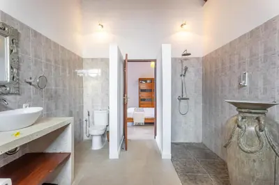 a bathroom with a sink and a toilet at villa mangga 2 chambres seminiak in Seminyak