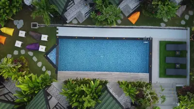 an overhead view of a swimming pool in a garden at Le Cielo Resort Umalas by Maviba in Canggu