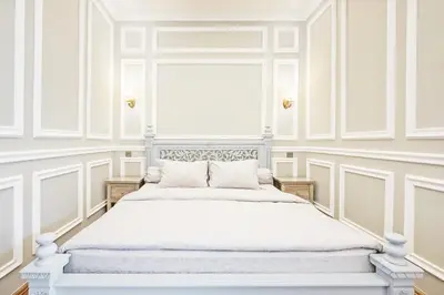 a white bedroom with a bed with white walls at Desa Residence Kerobokan in Kerobokan