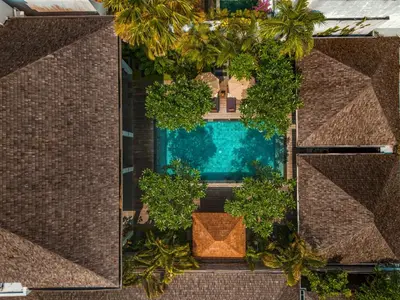 an overhead view of a swimming pool with plants at Villa Ziba in Seminyak