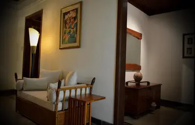 a room with a couch and a mirror and a table at Villa Hanani in Jimbaran