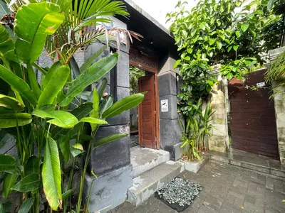 an entrance to a house with a bunch of plants at Casa Sessy Legian in Seminyak