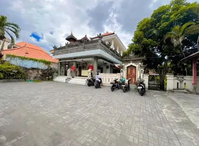 a group of motorcycles parked in front of a building at New Mekar Jaya Hotel in Legian