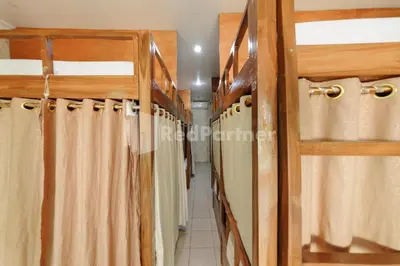 a row of beds in a dressing room at Shooting Star Hostel Kuta RedPartner - mixed dormitory in Legian