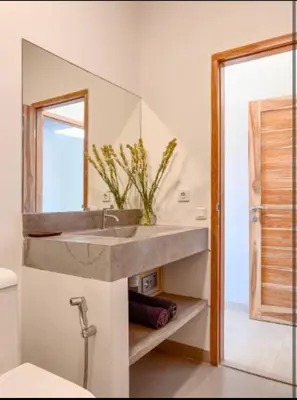 a bathroom with a sink and a mirror at Villa Dekat Pantai Batu Belig in Canggu