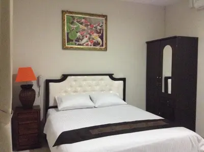 a bedroom with a bed and a picture on the wall at Tuban Torres Accommodation in Kuta