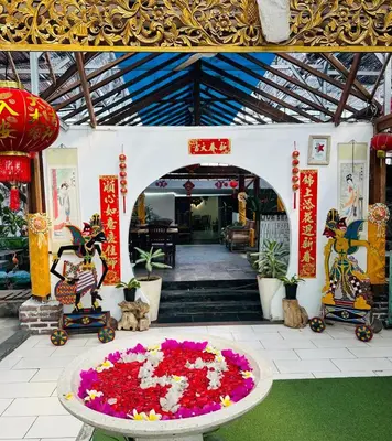 a room with a large arrangement of flowers in a building at Lavender star house in Kuta