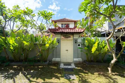 a small house with a yellow garage at Villa Putri Mila in Seminyak