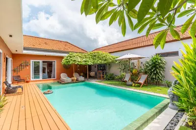 a swimming pool in the backyard of a house at Villa Santai pour 4 personnes à Seminyak in Seminyak