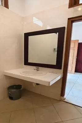 a bathroom with a sink and a mirror at Kusuma Homestay Kerobokan in Kerobokan