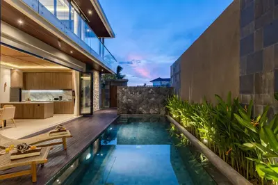an infinity pool in the backyard of a house at Trendy Modern and Spacious 3Bd Villa in Umalas in Kerobokan
