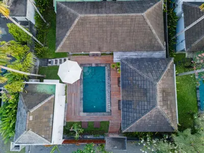 an overhead view of a house with a swimming pool at Kusuma Coliving & Villas in Canggu