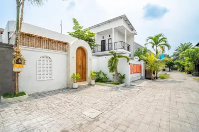 a house with a driveway in front of it at La Feliz Villa Seminyak in Seminyak