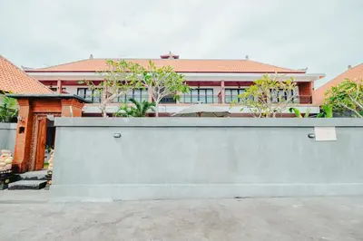 a retaining wall in front of a building at Kubu Dangin Guest House Kerobokan in Seminyak