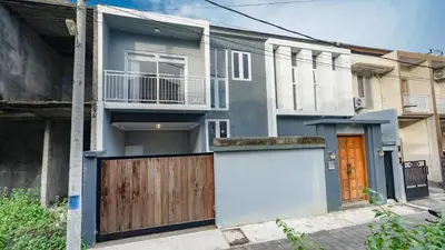 a house with a wooden gate and a fence at Rumah Jimbaran Kuta 3 bedroom 9 pax SukaBali 1 in Jimbaran