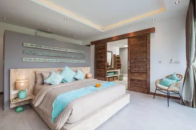 a bedroom with a large bed and a mirror at Seminyak Luxueuse villa 2 chambres in Seminyak