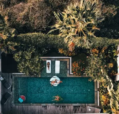 an aerial view of a house with a swimming pool at Seminyak villa 3 chambres service 5 in Seminyak