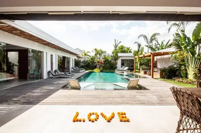 an external view of a villa with a swimming pool at Seminyak 5 bd villa avec Chill-out extérieur in Seminyak