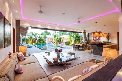 a living room with a couch and a table at Seminyak 5 bd villa avec Chill-out extérieur in Seminyak