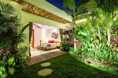 a house with a garden with a bed in a room at Seminyak 5 bd villa avec Chill-out extérieur in Seminyak
