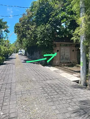a green arrow on the side of a street at Two bedroom Villa in a beautyful tropical garden in Seminyak