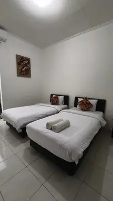 two beds sitting next to each other in a room at Saphala Suites Secondfloor in Seminyak