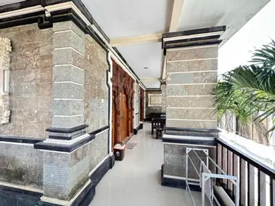 a hallway of a building with a balcony at Osa Guest House 5 in Seminyak