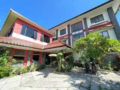 a house with red and white at Puri Samaritan in Denpasar
