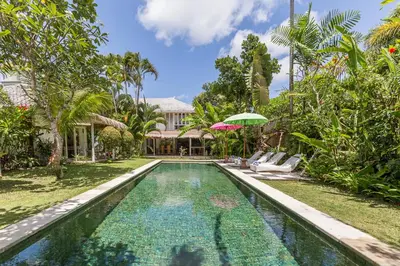 a swimming pool in the backyard of a villa at Villa Sarah 4 chambres près de la plage Oberoi Seminyak in Seminyak