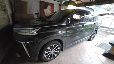 a black suv parked in a garage at Mobil Veloz Q CVT in Ngurah Rai International Airport