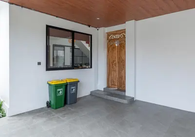 a room with two trash cans and a door at Villa Delila in Canguu in Canggu