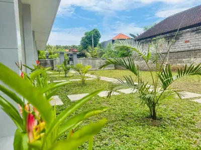 a garden with some plants in a yard at Umah Anami in Denpasar