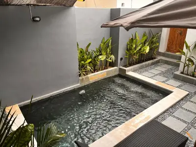 a pool of water in the middle of a building at BEN & B Villa 2 in Kerobokan
