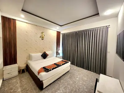 a bedroom with a white bed and a window at Ratu Guest House in Mantaak