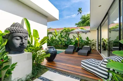a patio with a statue of a head on a house at Villa Knack, Seminyak in Kerobokan