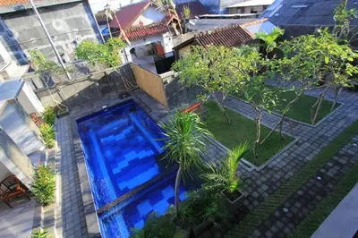 an overhead view of a swimming pool in a yard at De Dukuh Guest House in Kuta