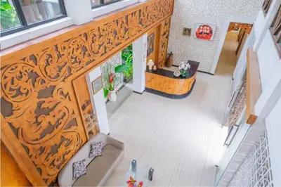 an overhead view of a living room with a wooden wall at Swiss-Belinn Seminyak in Seminyak