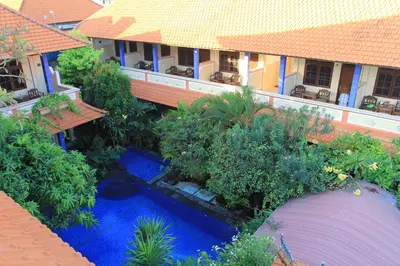 an aerial view of a resort with a blue pool at Losmen Cempaka 3 in Kuta