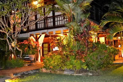 a building with a bunch of plants and trees at Villa Una in Seminyak