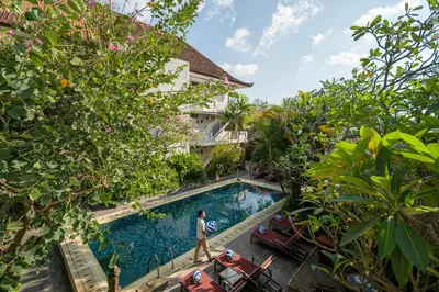 an overhead view of a swimming pool at a resort at Pondok Sari Kuta in Kuta