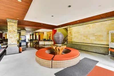 a lobby with a fountain in the middle of a building at Super OYO Townhouse Oak Maxi Hotel Legian in Kuta