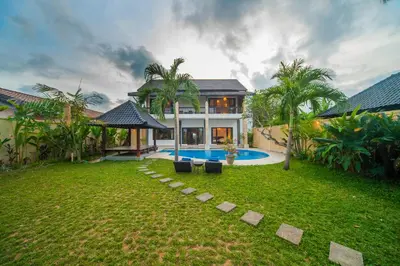 a house with a yard with a swimming pool at Casa Priya Seminyak in Kerobokan