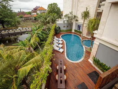an overhead view of a swimming pool on a deck at Alron Hotel Kuta in Kuta