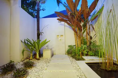 a walkway in a courtyard with some plants at Villa Bali Asri Batubelig in Seminyak