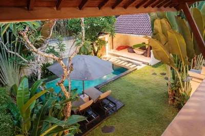 an overhead view of a backyard with a pool and an umbrella at UMA LIMA VILLA - 7Min Beach Access - 10min to Canggu in Canggu
