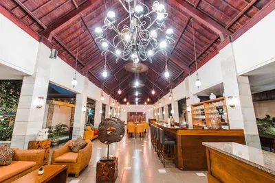 a large lobby with a chandelier and a bar at Aldeoz Grand Kancana Villas Resort Bali in Kerobokan