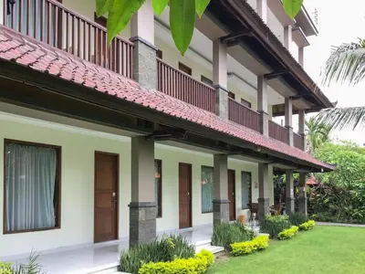 a villa with a garden in a resort at Pondok Mesari Padma Legian RedPartner in Legian