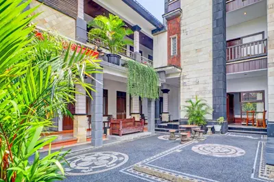 a courtyard of a building with plants at Collection O Bali near Kedonganan Beach formerly New Asta Graha Homestay in Jimbaran