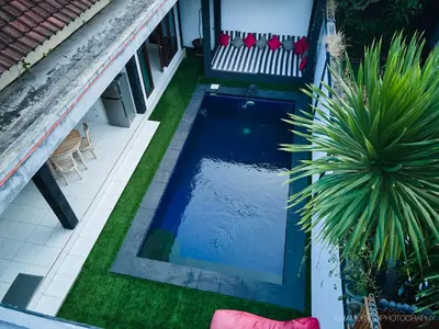 an overhead view of a swimming pool in a yard at Villa Ari in Seminyak