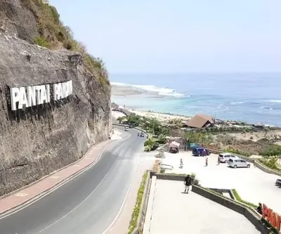 a road with a sign on the side of a mountain at Lavanda guesthouse/homestay in Jimbaran